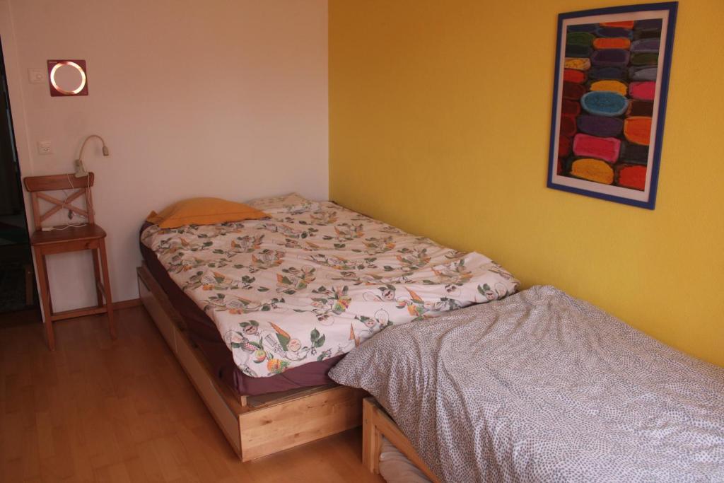 een kleine slaapkamer met een tweepersoonsbed en een bed sidx sidx sidx bij Liselotte's room 