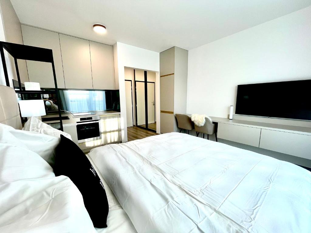 Postel nebo postele na pokoji v ubytování Brand New Minimalist Flat, Free Parking & Wifi