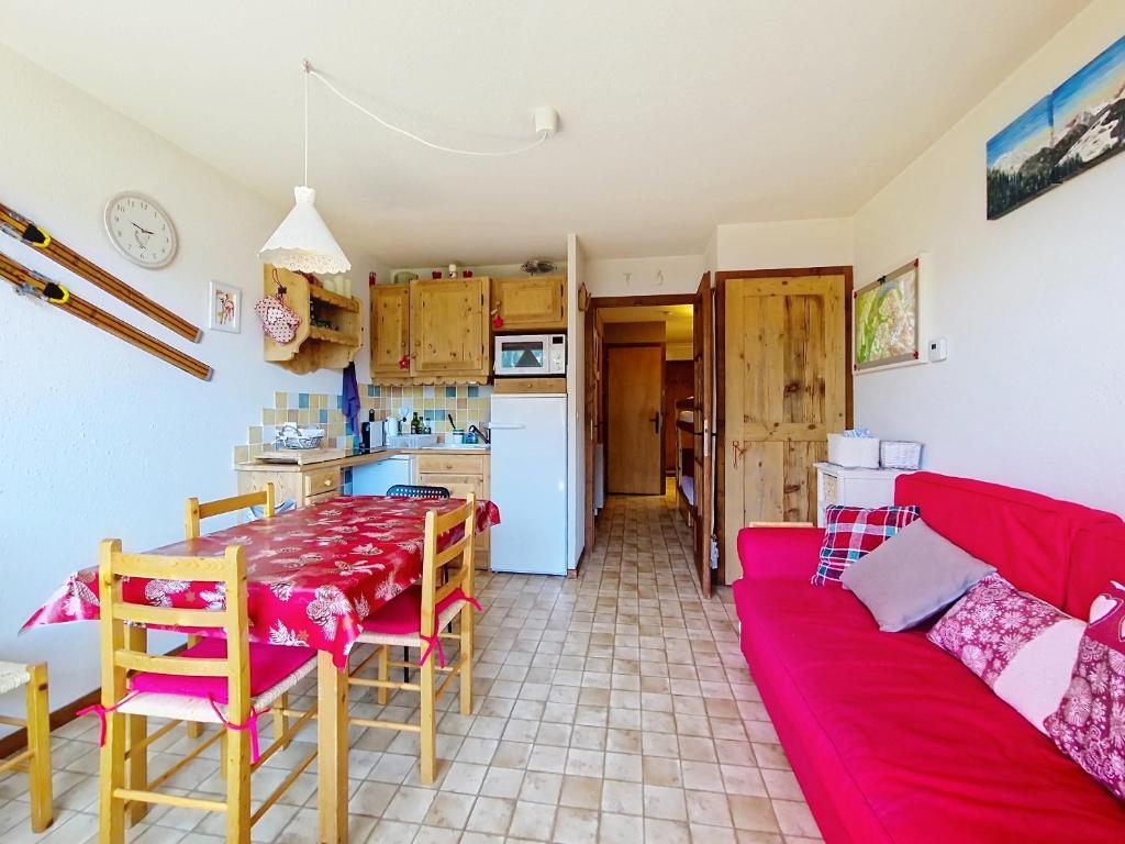 un salon avec un canapé rouge et une table dans l'établissement Joran JR7 SUNNY & VIEW 4 pers, à Châtel