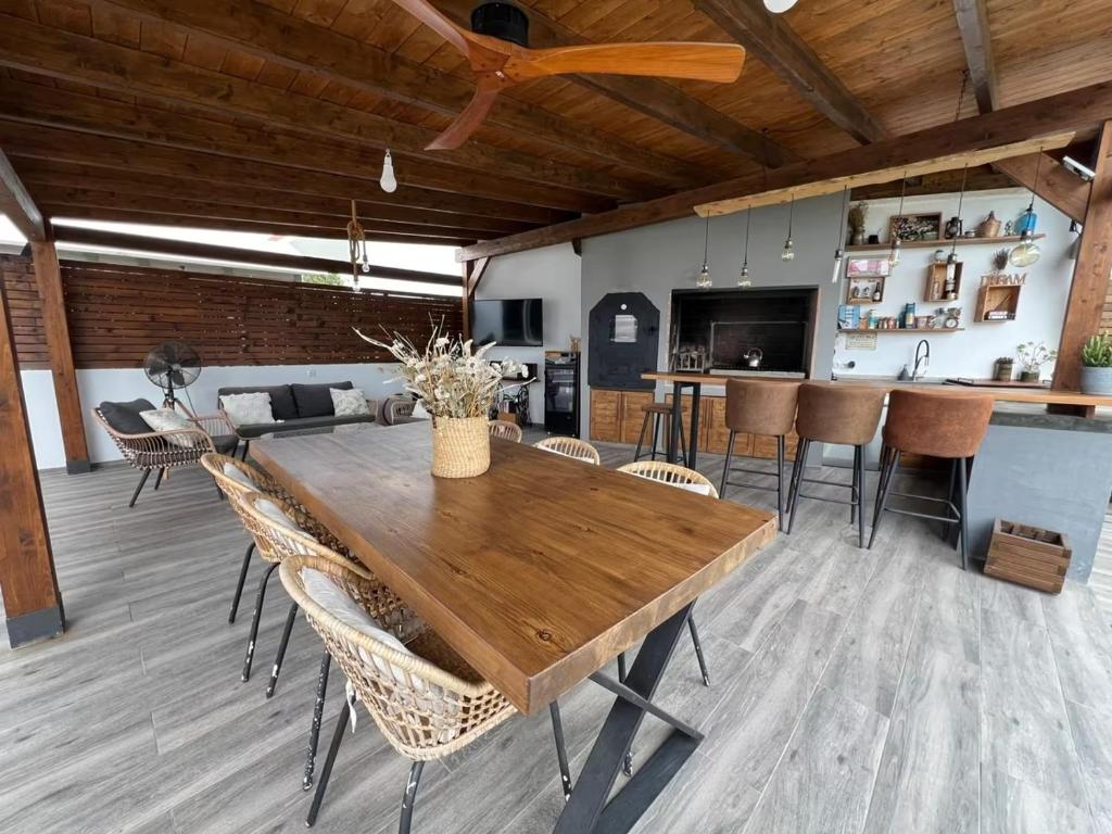 Un comedor y una cocina con mesa y sillas de madera. en Kuća za odmor u Rudničkom naselju Stanari, en Stanari