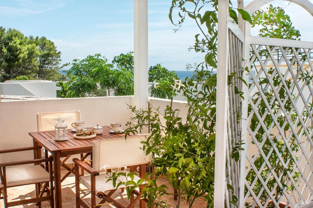 un tavolo su un balcone con vista sull'oceano di Il Corbezzolo Casa Vacanza a Santa Cesarea Terme