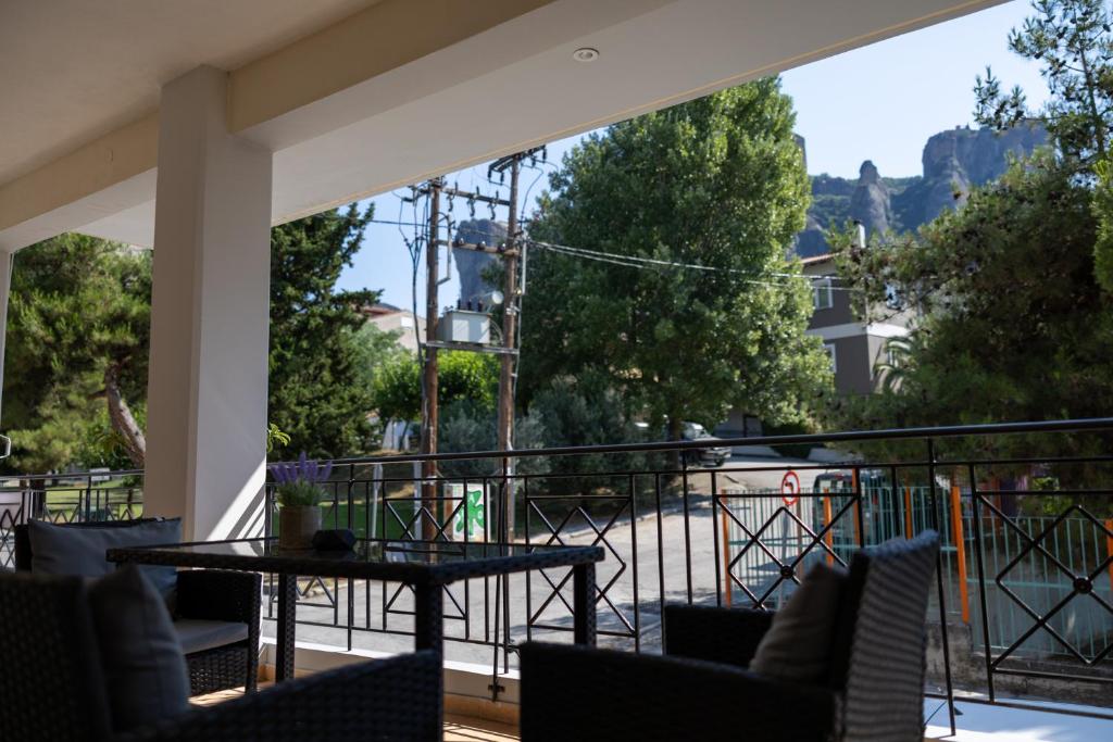 Un patio con una mesa y sillas en un balcón. en I & G Family Apartment, en Kalambaka