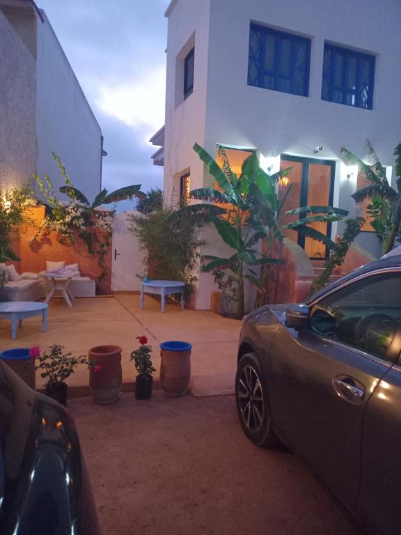 a car parked in front of a house at Appartement Jardin Uniquement les familles in Oualidia