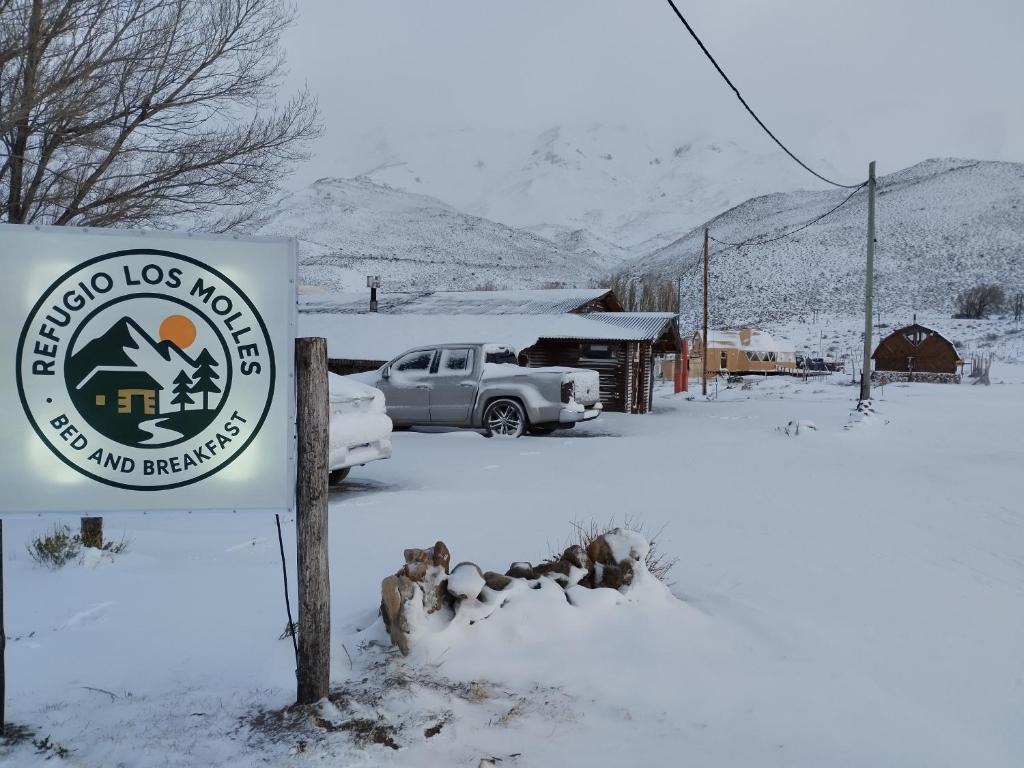 ラス・レニャスにあるRefugio Los Molles hostalの雪の看板