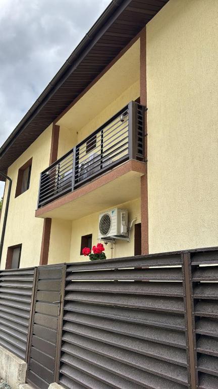 ein Haus mit Balkon und Klimaanlage in der Unterkunft Vila Lory in Vaslui