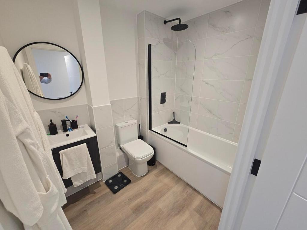 Ένα μπάνιο στο Flat 49 at The Sloop by Turay