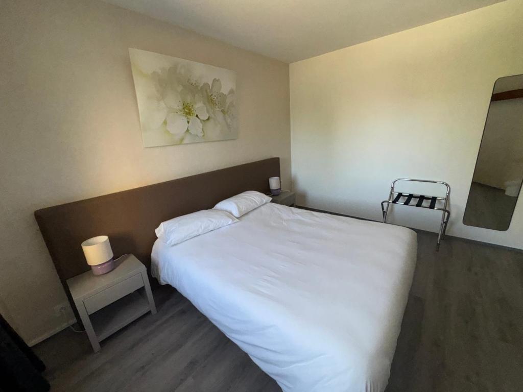 a bedroom with a large white bed in a room at Hôtel Dupleix - Hyper centre - Réouverture in Quimper