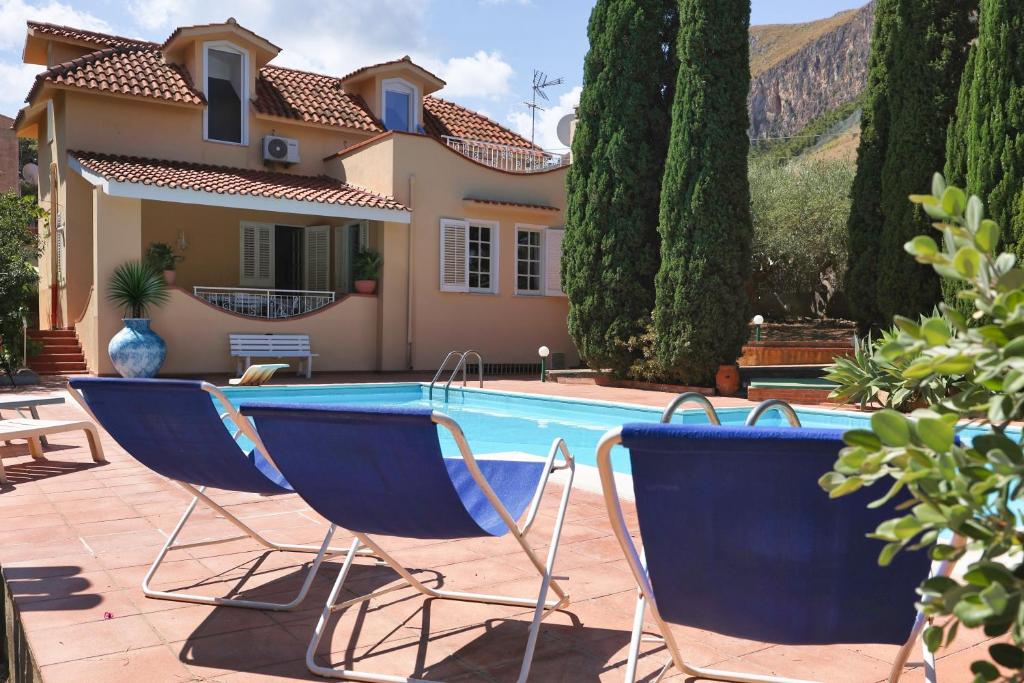 サンタ・フラーヴィアにあるVFH Villa Cala del Cuore con piscina, 50 m dal mareの庭園(椅子2脚付)、スイミングプール