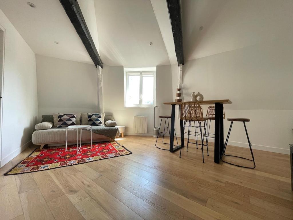 リールにあるAppartement F3 & Solferinoのソファとテーブルのあるリビングルーム