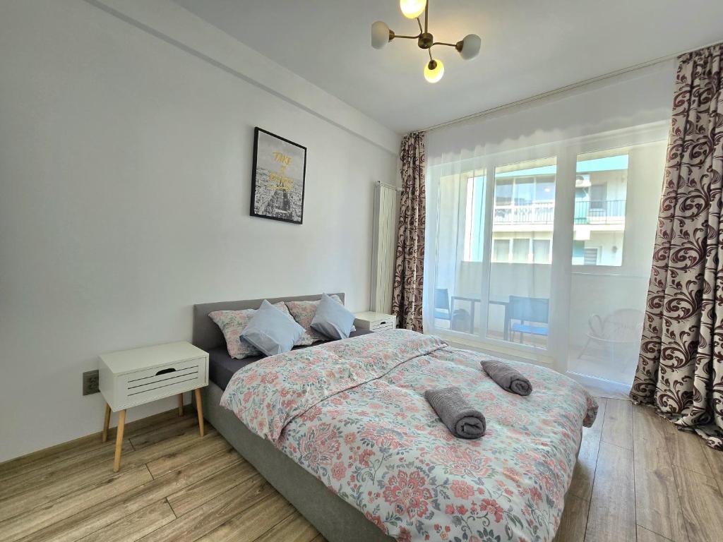 Postel nebo postele na pokoji v ubytování Apartament Langa PrimaShop Oradea