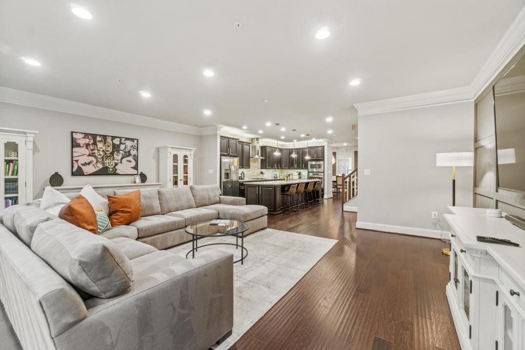 Χώρος καθιστικού στο Mins To Annap Luxury Townhome