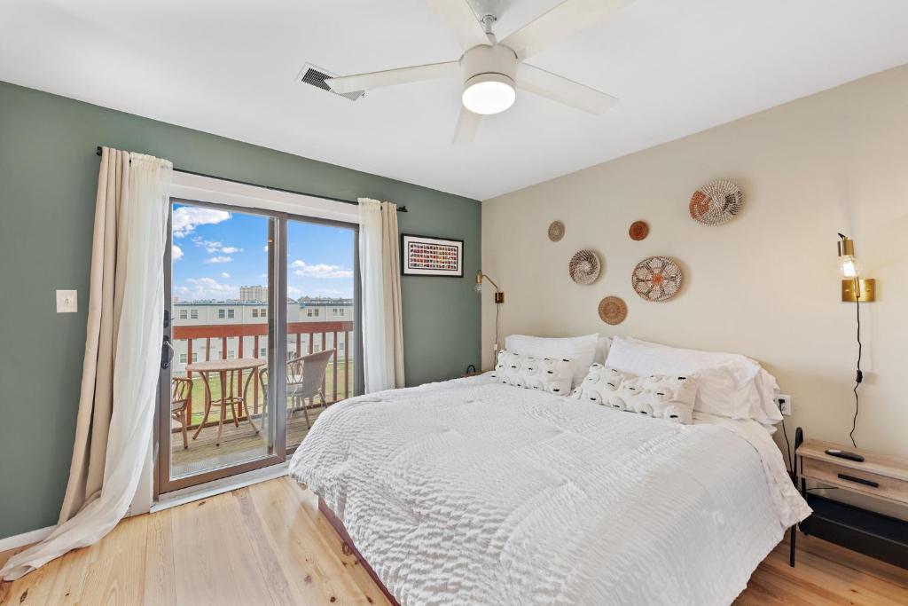 Boho Bay View Townhome w 2 King Suites