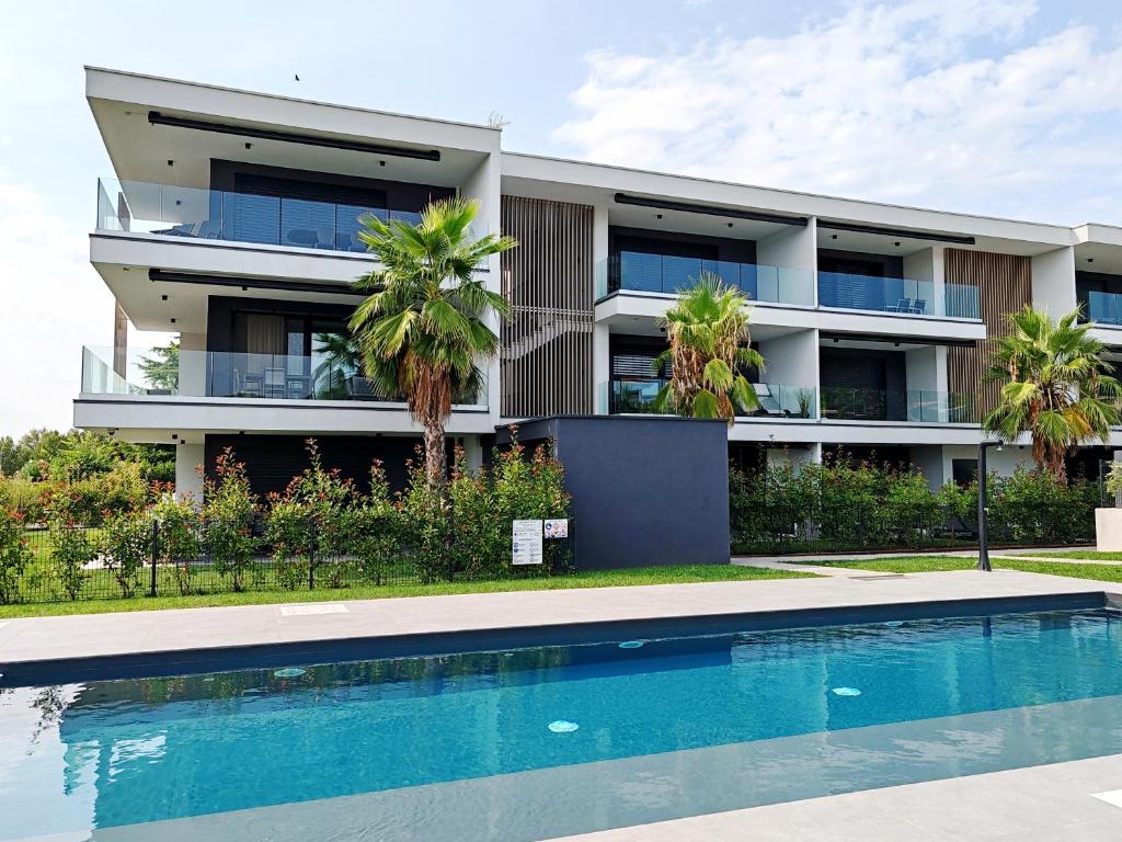 シルミオーネにあるCasa Joma - luxury apartmentの正面にプールがあるアパート