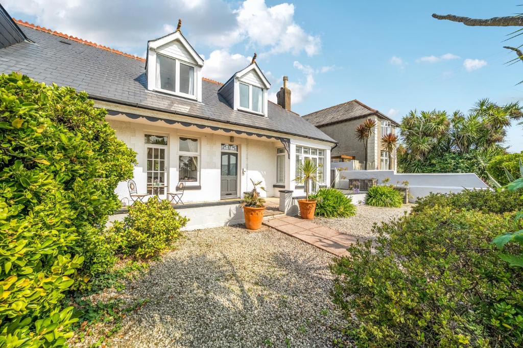 a white house with a patio in front of it at Palm House in Newquay
