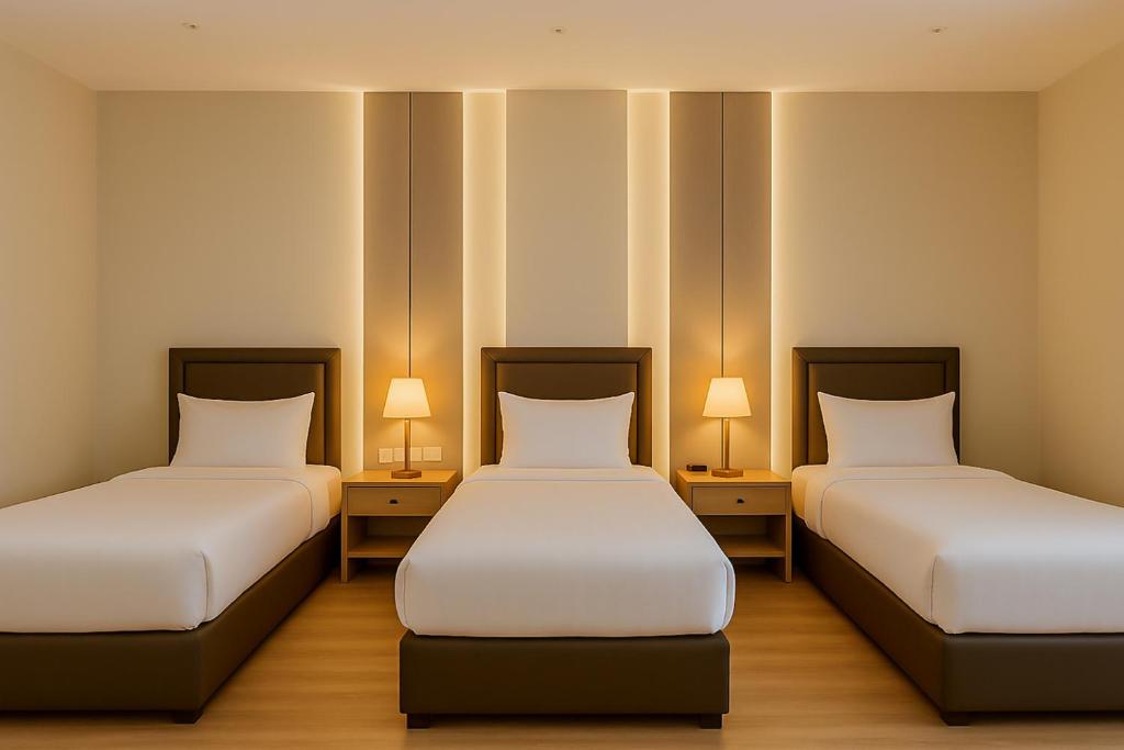 twee bedden in een kamer met twee lampen bij Towlan Alrayan in Riyad