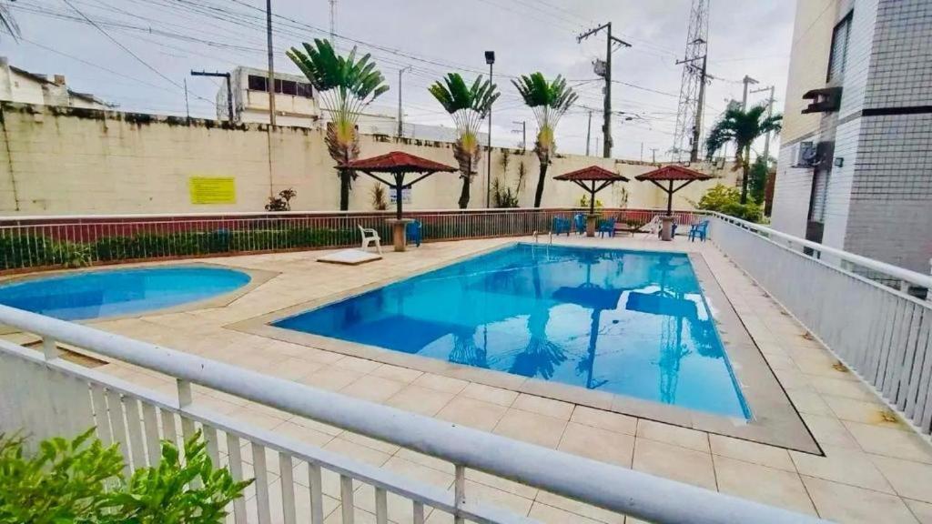 ein Schwimmbad auf dem Dach eines Gebäudes in der Unterkunft Quarto em apartamento compartilhado em Ananindeua in Ananindeua