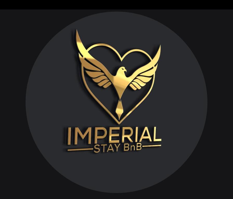 Un corazón con alas doradas y las palabras Imperial Stay Bnb en IMPERIAL STAY BnB, en Brooklyn