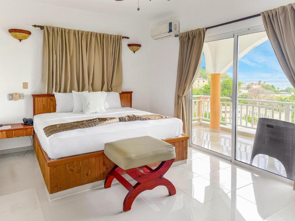 Un dormitorio con una cama y un balcón. en Hotel Restaurant Chino, en Santa Bárbara de Samaná