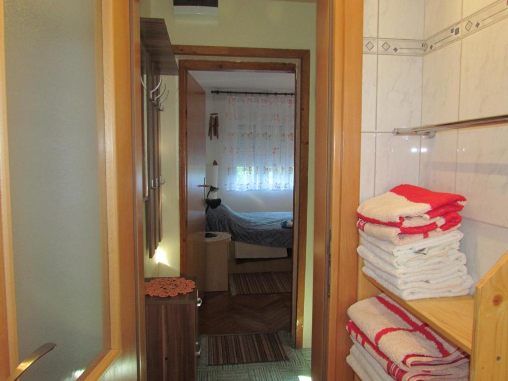 Postel nebo postele na pokoji v ubytování Apartments Bura & Jugo, Cres, without stress