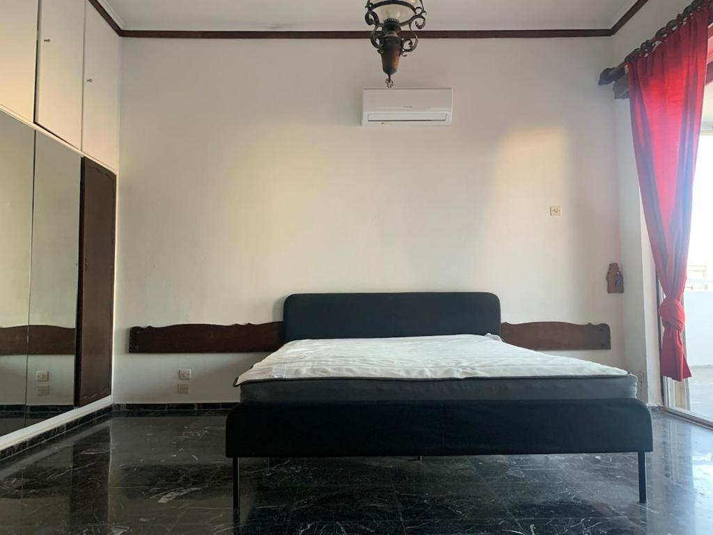 Ένα ή περισσότερα κρεβάτια σε δωμάτιο στο Traditional Apartment in Varkiza