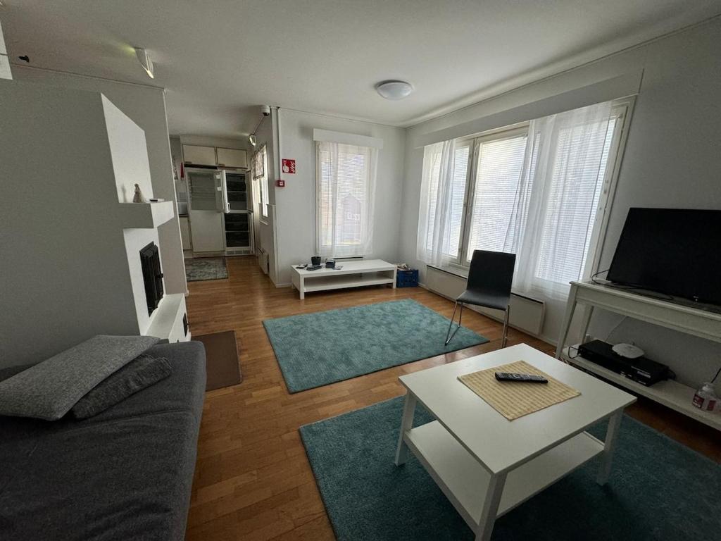 TV a/nebo společenská místnost v ubytování Country peace by the pond- Hidden gem at lake