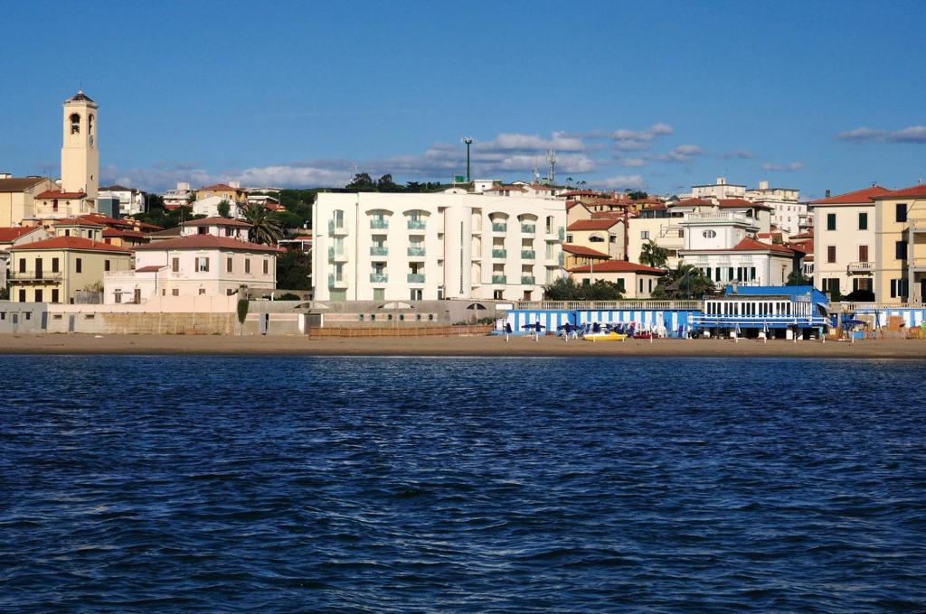 - Vistas a la ciudad desde el agua en Hotel Stella Marina, en San Vincenzo