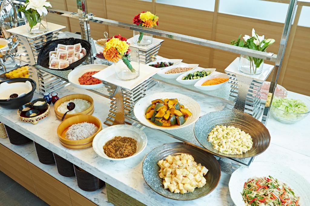 ホテルの敷地内または近くでの食事または食べ物