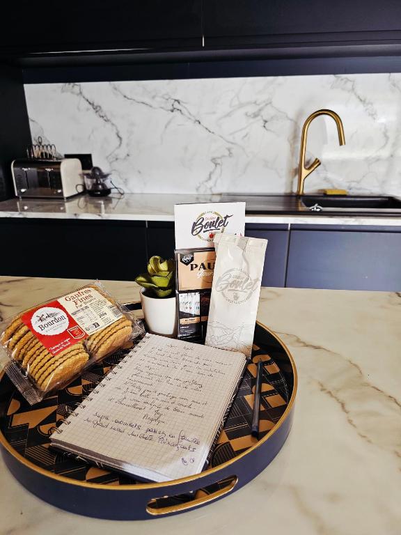 un plateau avec de la nourriture sur un comptoir dans une cuisine dans l'établissement La Péniche - Gîte de groupe insolite, à Saint-Omer 27 autres photos