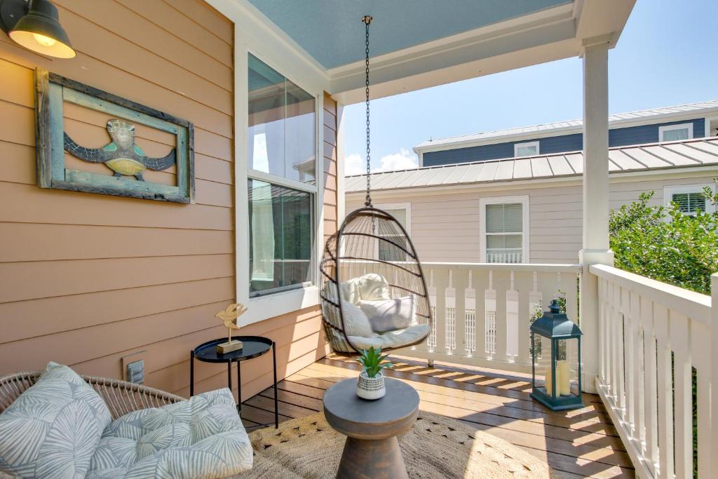 Balkón nebo terasa v ubytování Walk to Beach Cottage with Yard in Pass Christian!