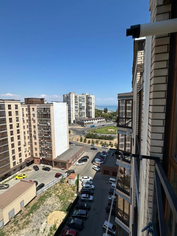 Una vista de una calle en una ciudad con edificios. en ЖК Парус, 9-1, en Chornomorsk