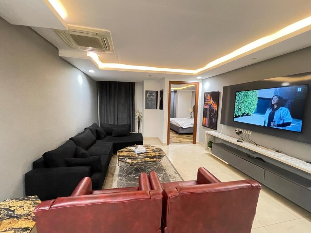 拉合尔Modern Luxury 1 BHK Apartment At Goldcrest Mall DHA Phase 4 Lahore的配有沙发和平板电视的客厅