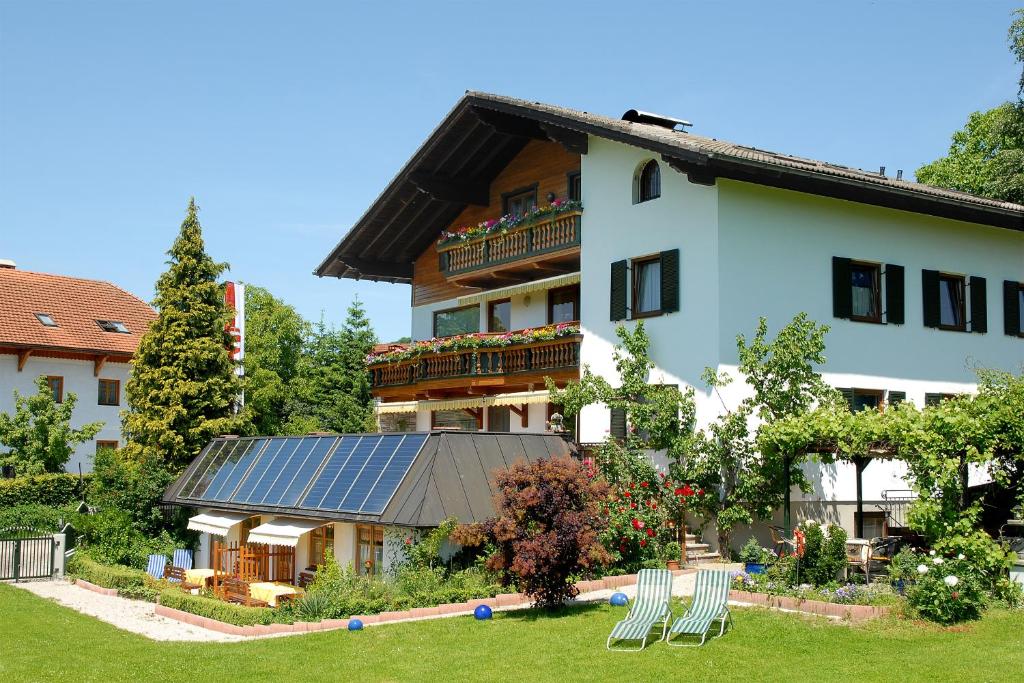 een gebouw met zonnepanelen aan de zijkant bij Haus Salzburgblick (ehem. Haus Elisabeth) in Salzburg