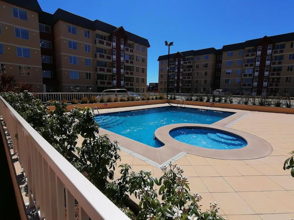 Bazén v ubytování Departamento en Villarrica con vista al volcán para 4 personas nebo v jeho okolí