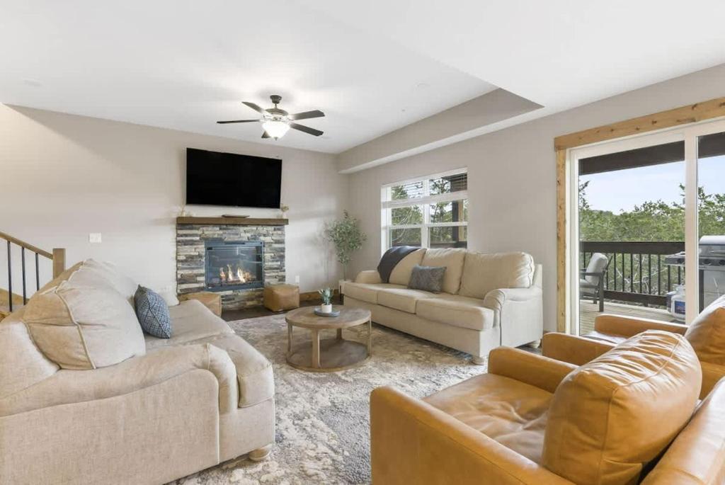 Χώρος καθιστικού στο Luxury Lodge Near Lake - Hot Tub - Pools - Games