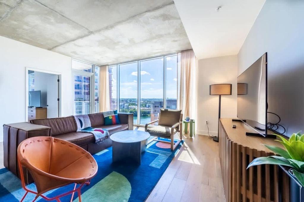 Χώρος καθιστικού στο Laguna at the Rainey District - Luxury Condo