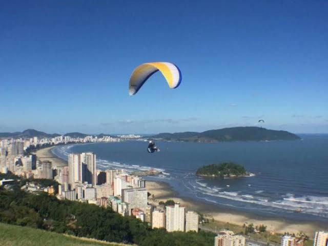 a person flying a kite over a city at Mar à porta in São Vicente