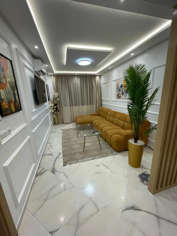 a living room with a couch and a plant at Résidence Royal CasaBlanca in Casablanca
