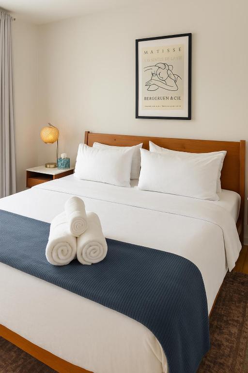 a hotel room with two beds with towels on the bed at Beautiful Chicago 2BD 1BA in Chicago
