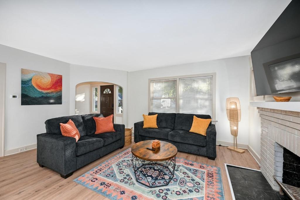 un soggiorno con due divani e un camino di Cozy 2BR Lyndhurst Retreat a Lyndhurst