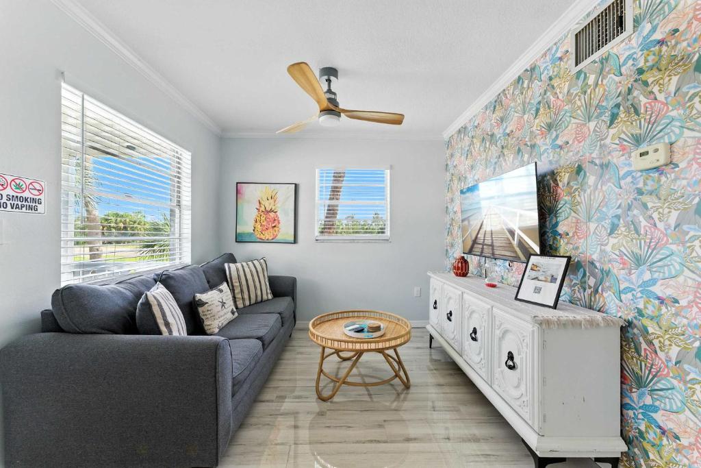 Μια τηλεόραση ή/και κέντρο ψυχαγωγίας στο Minutes to Anna Maria - Canal Hangout Onsite Apartment