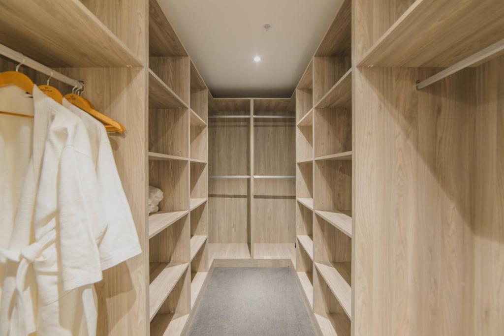 Modern Inner City Retreat-Walk to Parks and Cafes - Resim 5