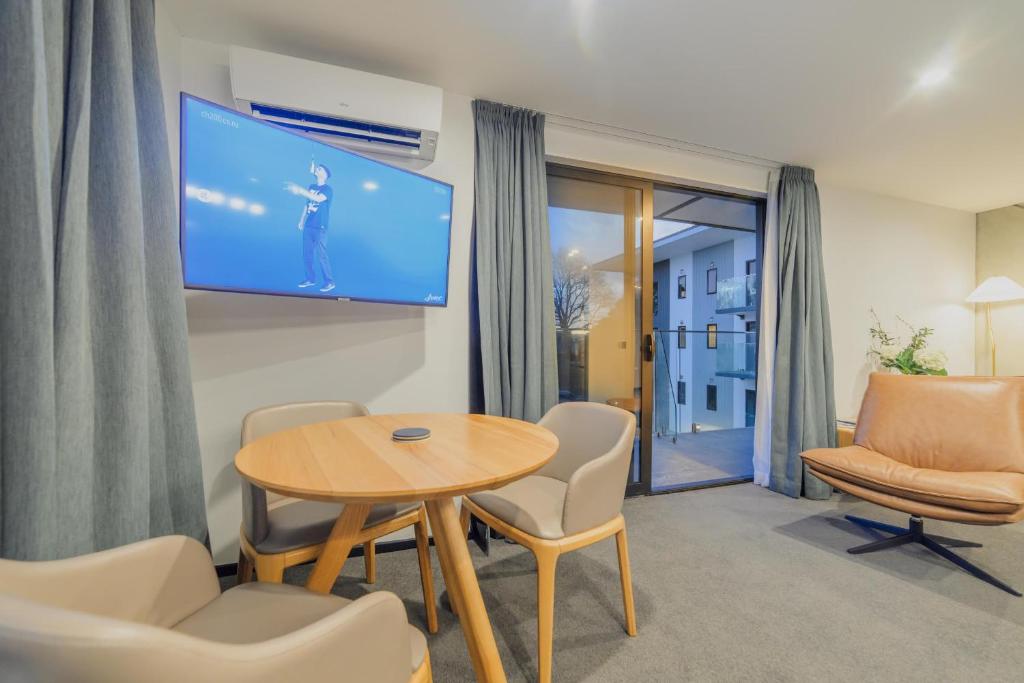 Modern Inner City Retreat-Walk to Parks and Cafes - Resim 24