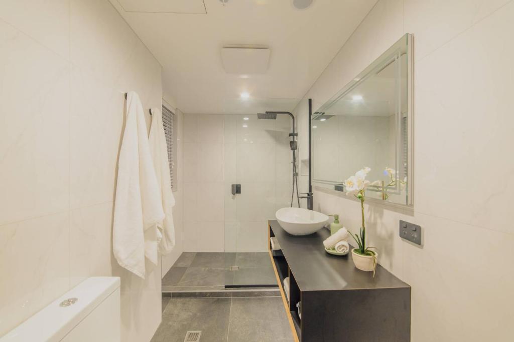 Modern Inner City Retreat-Walk to Parks and Cafes - Resim 30