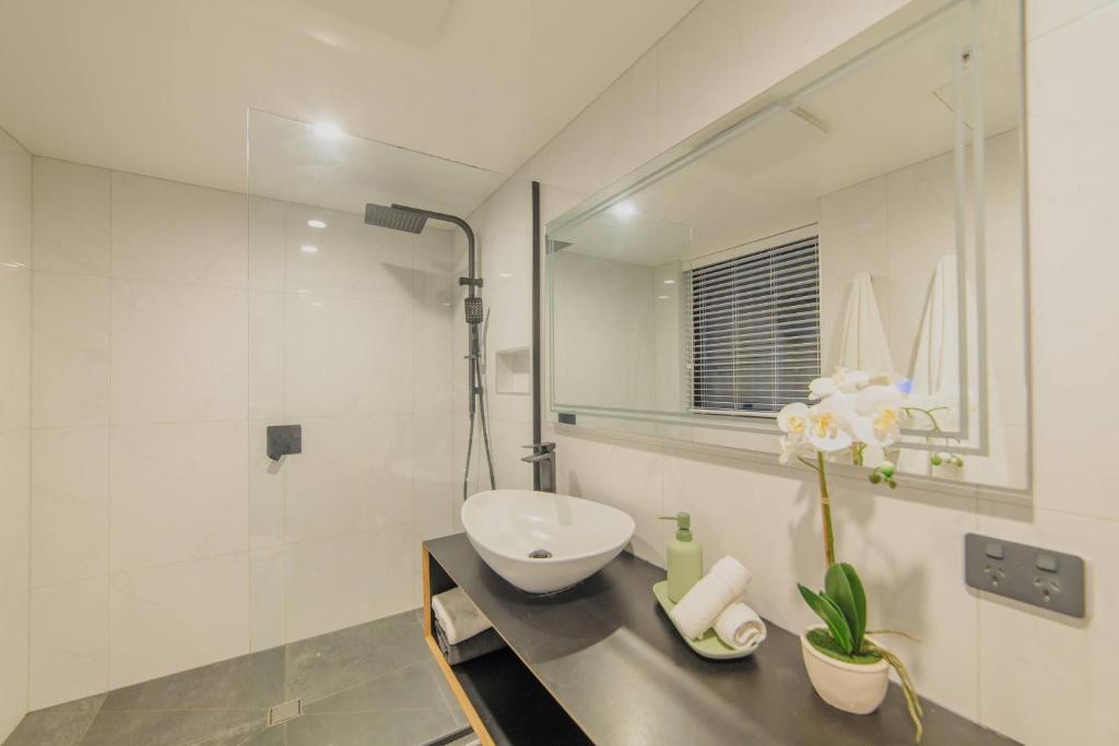 Modern Inner City Retreat-Walk to Parks and Cafes - Resim 31