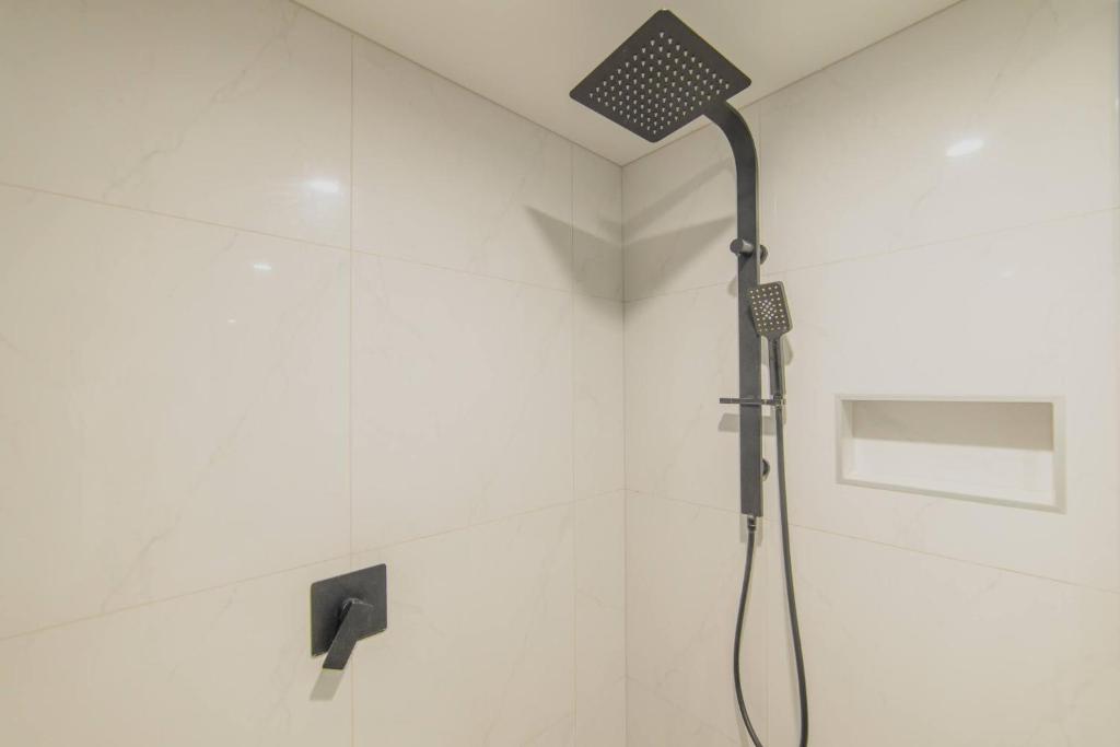 Modern Inner City Retreat-Walk to Parks and Cafes - Resim 32