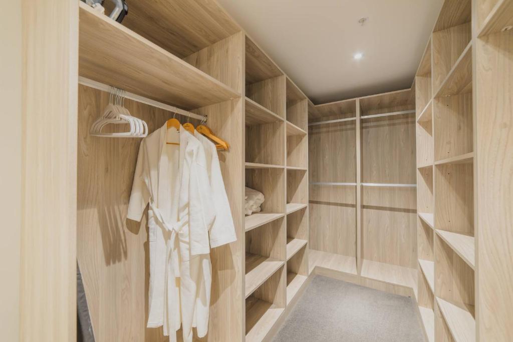 Modern Inner City Retreat-Walk to Parks and Cafes - Resim 33