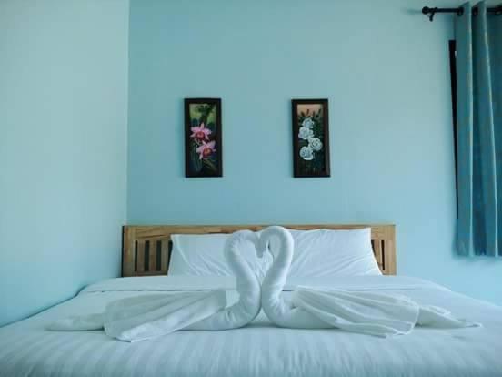 Postel nebo postele na pokoji v ubytování Irak Resort Ao Manao 