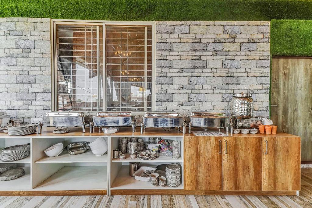 バンガロールにあるHotel O Lavish Residencyの部屋の中に食器が置かれたカウンター