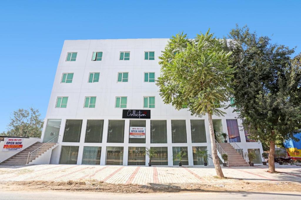 古尔冈Hotel O Star key的前面有标志的白色建筑