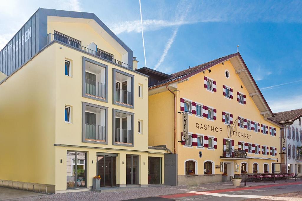 eine Gruppe von Gebäuden auf einer Straße in der Unterkunft Hotel Zum Mohren in Reutte